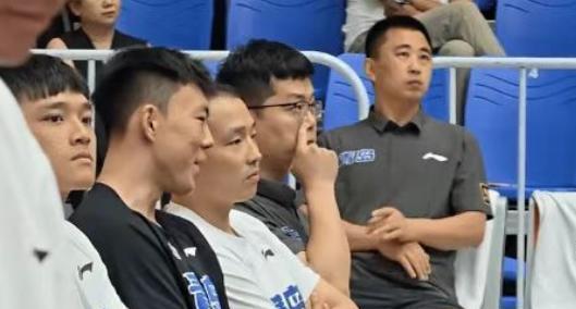 薪合同, 少的表现