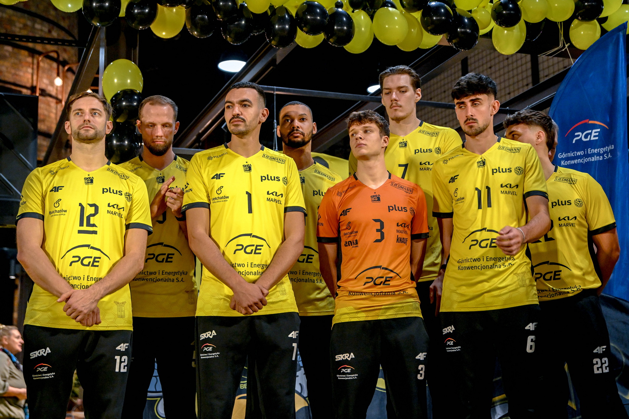 他接受了球, 阿兰在刚刚, 世联赛等